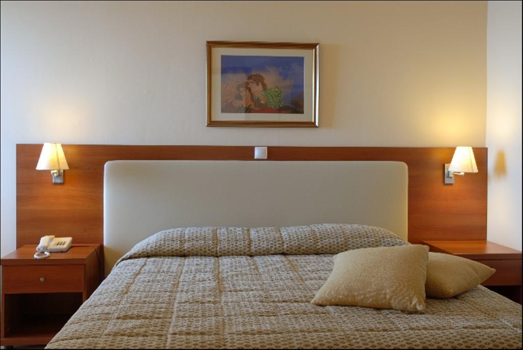 Hotel Nissaki Beach Nisaki  Стая снимка